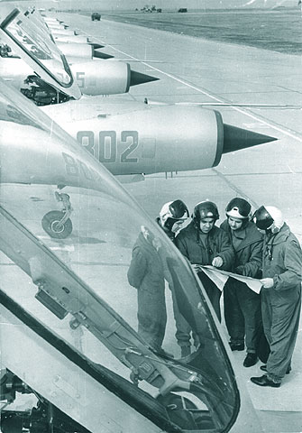 Giarmata 1968: Patrula ZAGARA COSTEL (MIG-21 PF) ultimele amanunte discutate inaintea decolarii, Zagara, al doilea din stg.