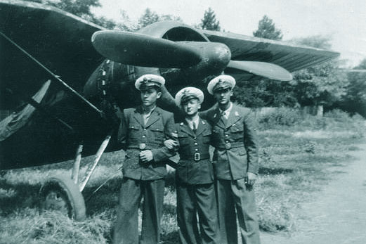 De la stg. la dr. elevii adjutanti Stan Nicolae, Balcus Nicolae, Georgescu C.tin (Gil) - 1940