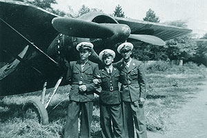De la stg. la dr. elevii adjutanti Stan Nicolae, Balcus Nicolae, Georgescu C.tin (Gil) - 1940